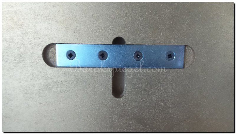 ingevreesde-ophanging-om-de-spiegel-vlak-aan-de-mu