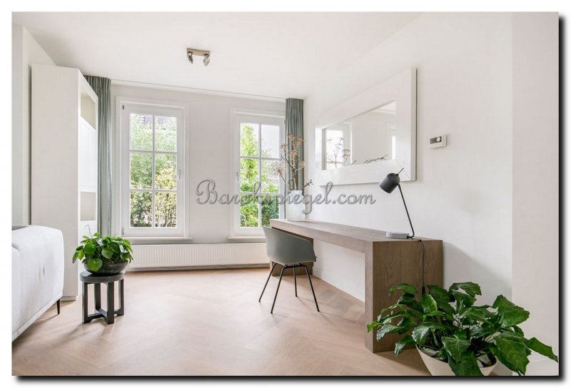 grote-witte-moderne-strakke-wand-muur-spiegel-wit