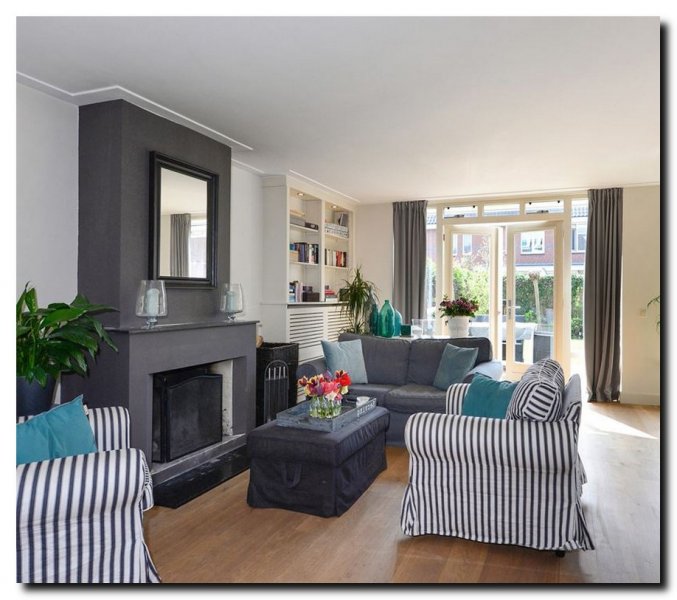 moderne-zwarte-spiegel-boven-open-haard-schouw