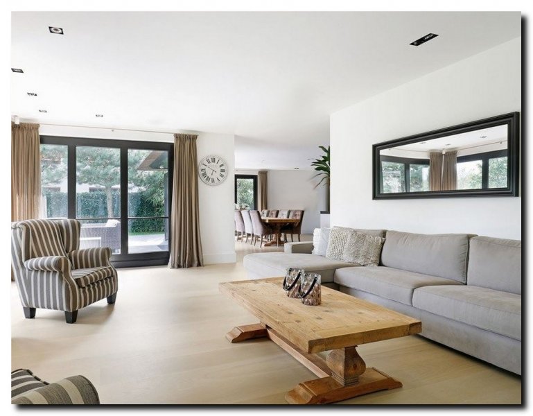 zwarte-spiegel-horizontaal-boven-grijze-bank-op-wi