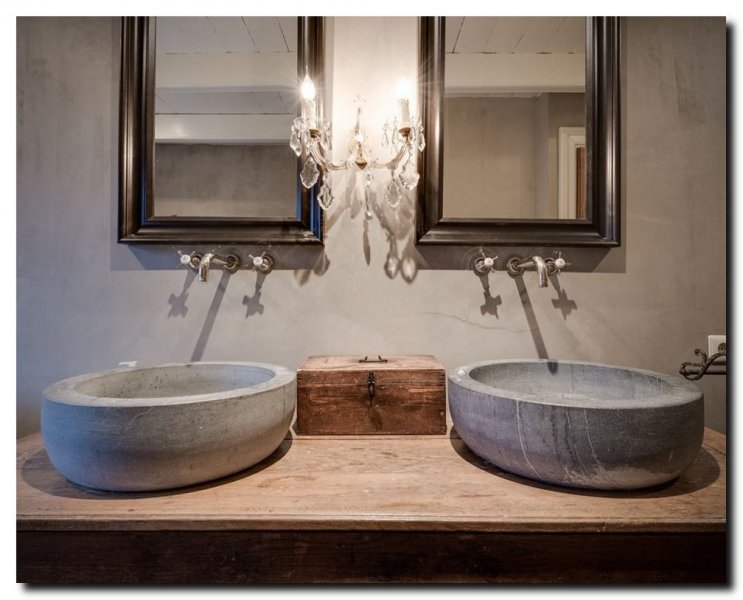 zwarte-spiegel-op-maat-in-landelijke-badkamer-2