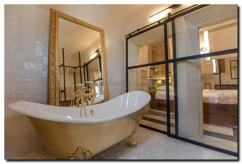 grote-barok-spiegel-achter-bad-met-pootjes-in-badkamer