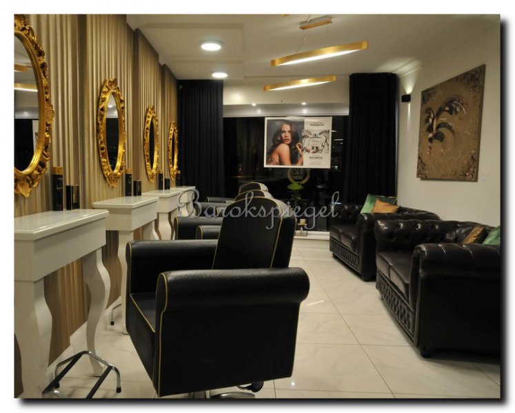 gouden-ovale-spiegel-met-schelpmotief-in-kapsalon