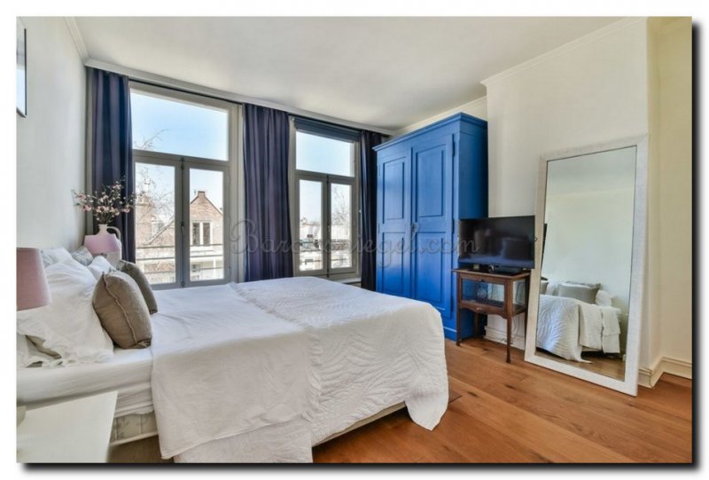 grote-passpiegel-witte-lijst-in-slaapkamer