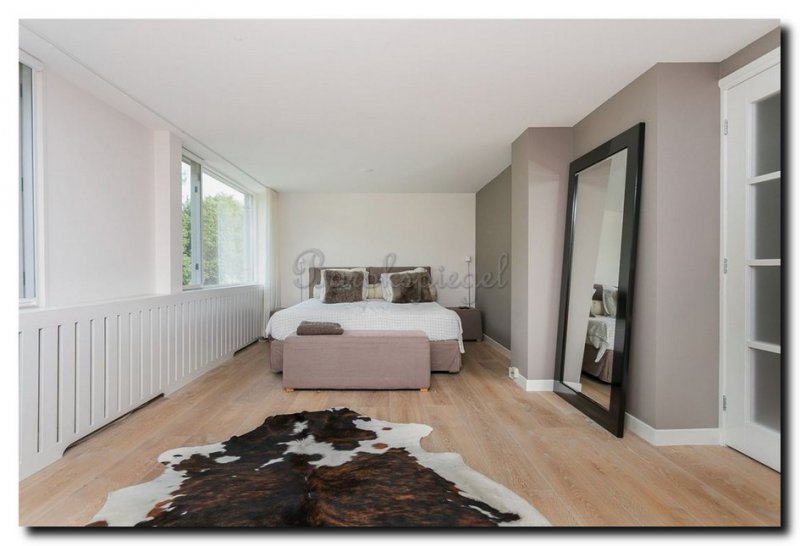 hoogglans-zwarte-vloerspiegel-in-slaapkamer