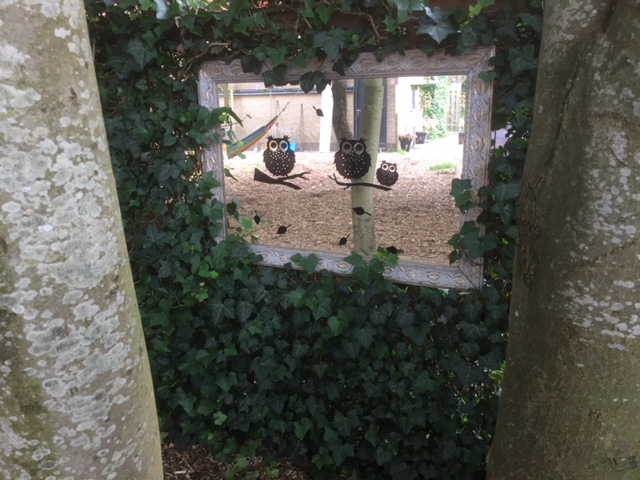 spiegel-in-de-tuin-met-raamstickers-uilen