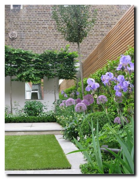 spiegel-zonder-lijst-aan-de-muur-in-de-tuin