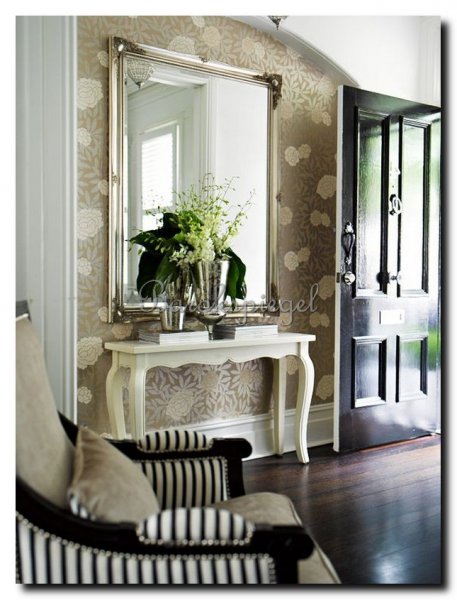 zilveren-barok-spiegel-boven-side-table-in-hal