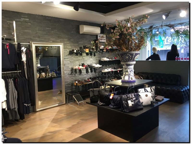 Grote passpiegel in winkel