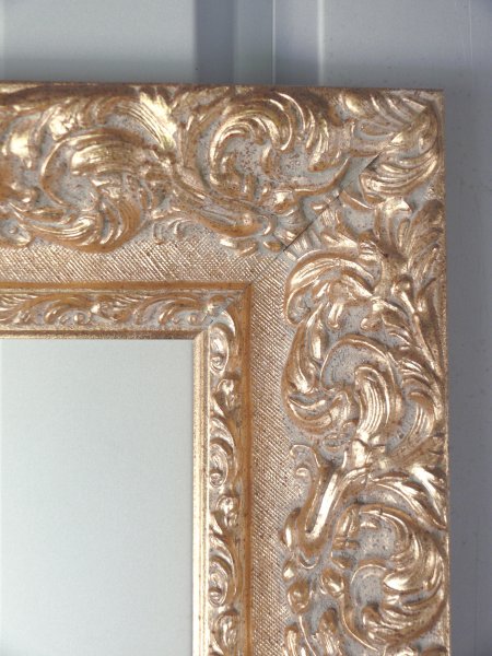 detail-hoekornament-licht-goud-barok-spiegel