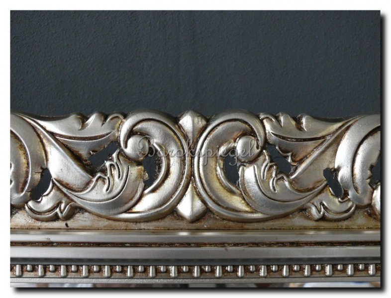 detail-ornament-spiegellijst-zilver-opengewerkt