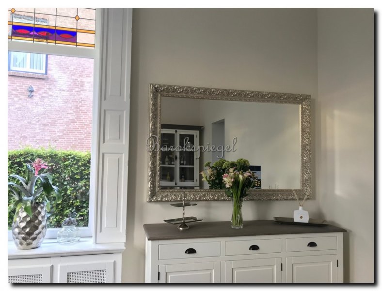 grote-barok-wandspiegel-zilver-boven-dressoir-in-w