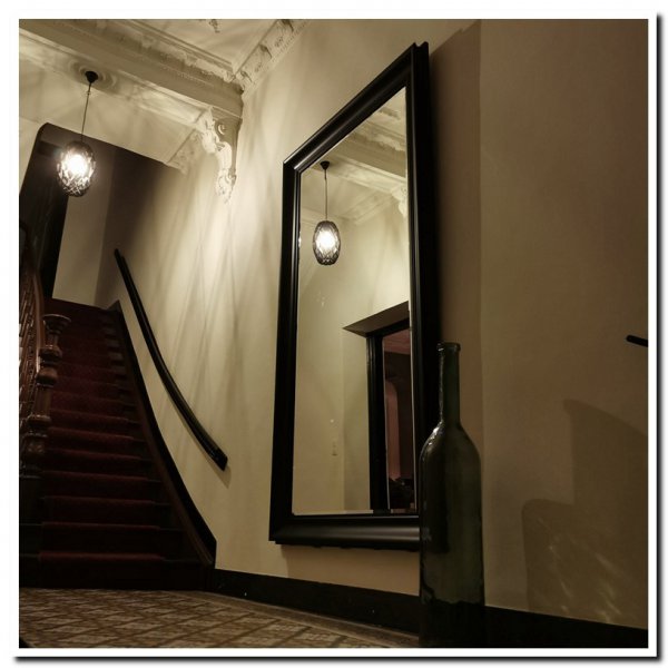 grote-mat-zwarte-wandspiegel-in-hal
