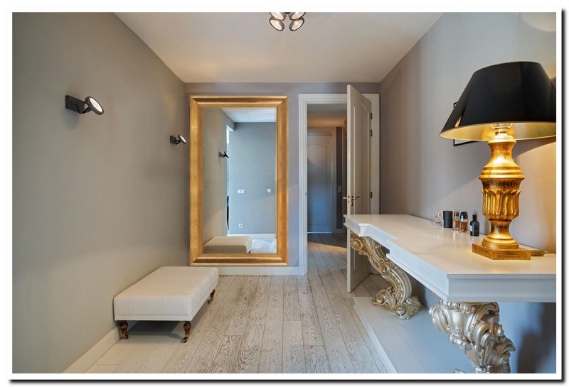 grote-passpiegel-in-kleedkamer-slaapkamer