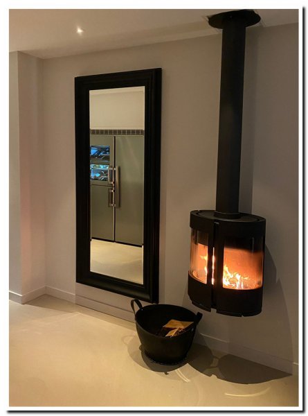 grote-passpiegel-zwart-modern-wandspiegel-naast-op