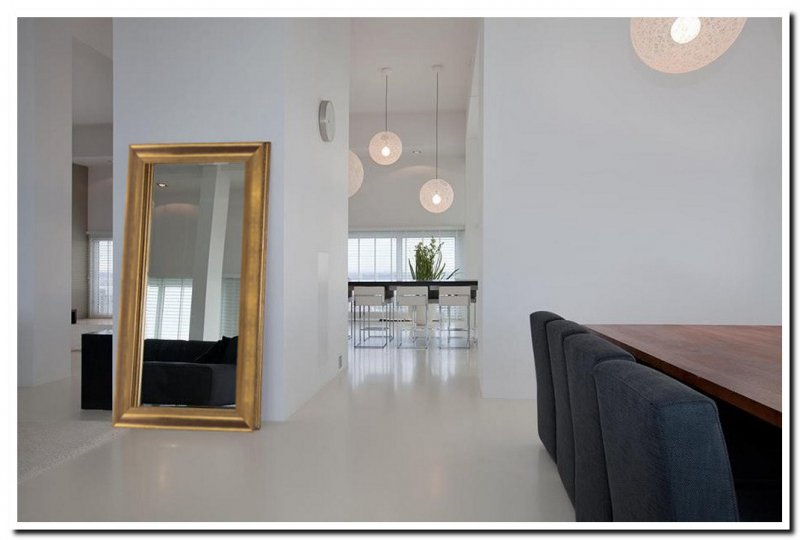 grote-stoere-spiegel-goud-op-de-grond-in-woonkamer