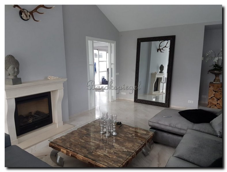 grote-vloerspiegel-2-meter-staand-tegen-muur-zwart