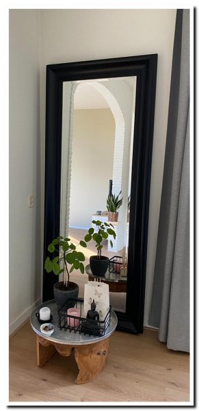 grote-vloerspiegel-in-woonkamer-mat-zwart-modern-1