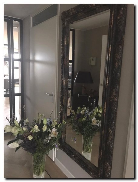 grote-wandspiegel-zwart-met-goud-in-hal