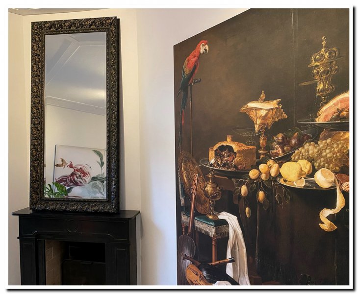 grote-zwarte-barok-spiegel-op-zwarte-schouw-antiek