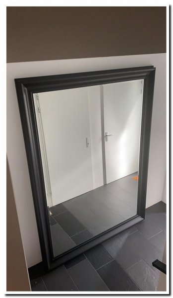 grote-zwarte-wandspiegel-2-x2-5-x2-7-meter-in-hal
