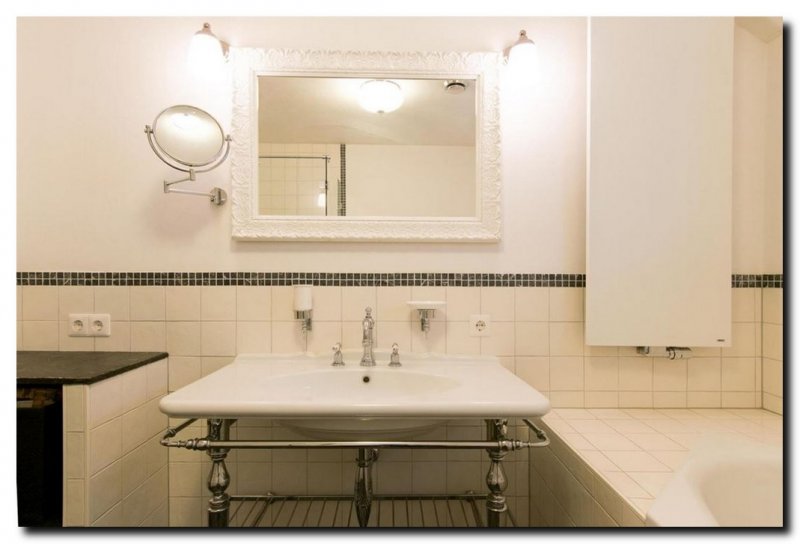 hooglans-witte-barok-spiegel-witl-in-badkamer