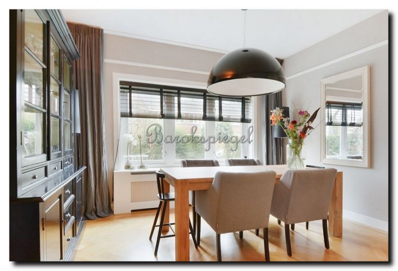 klassieke-spiegel-wit-met-parelrand-boven-eettafel