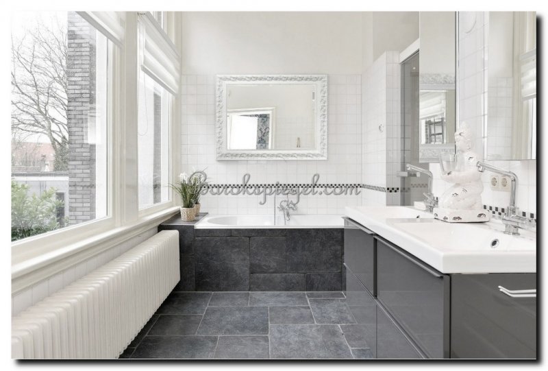 witte-barok-wandspiegel-spiegel-boven-ligbad-in-ba