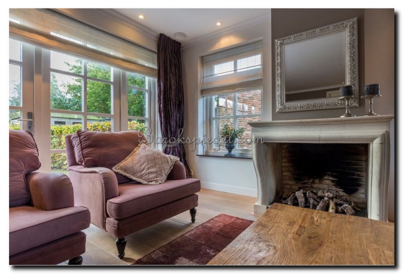 zilveren-barok-spiegel-op-taupe-muur-klassiek-bove