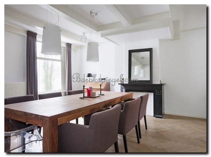 zwarte-cannelure-spiegel-op-zwarte-schouw-bij-eett